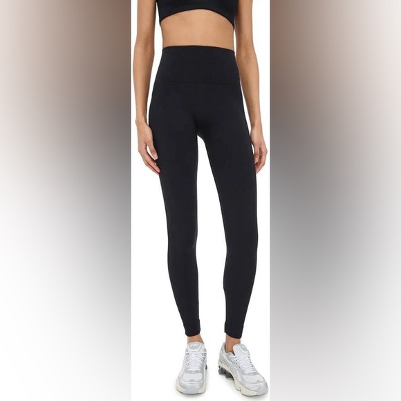 SET Active Pants - Set Active Sculptflex Leggings in Onyx. Size Medium